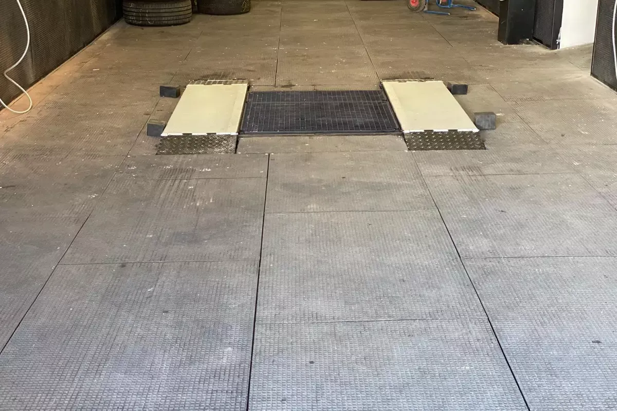 Event- und Stallmatte Boxenmatte in der Größe 118x85x3 cm für Pferde und Veranstaltungen