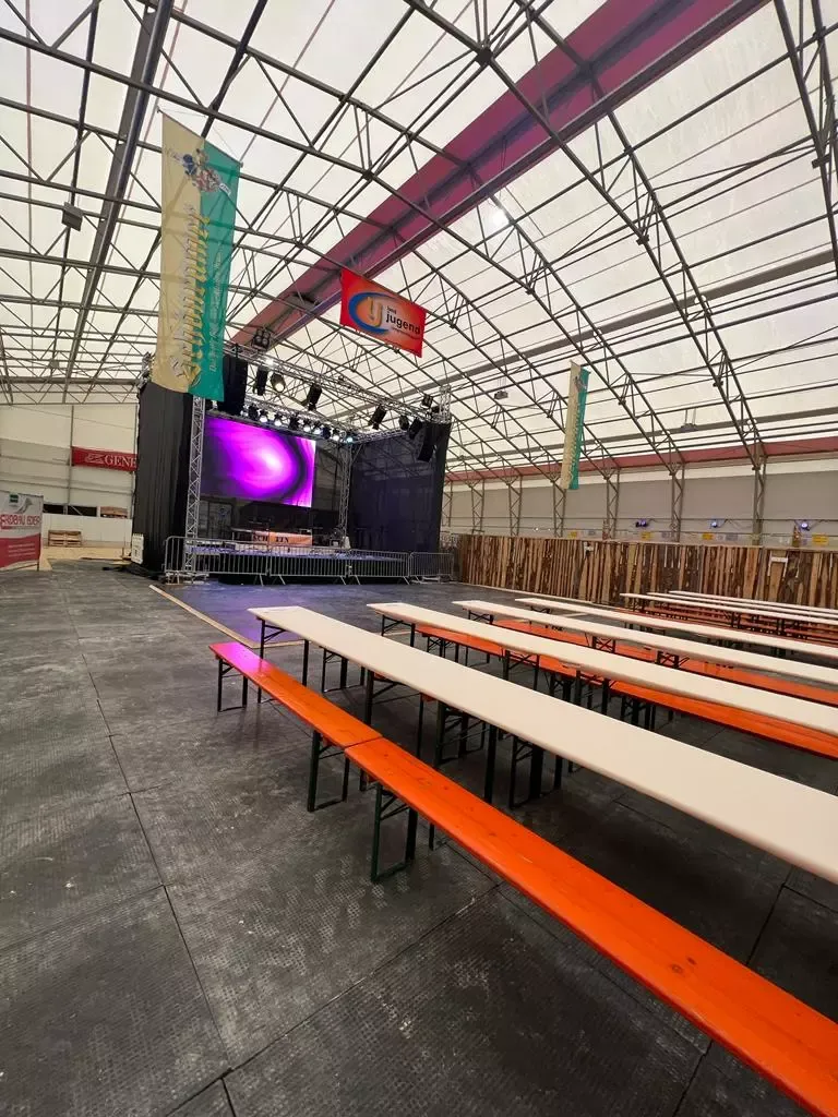Event- und Stallmatte Boxenmatte in der Größe 118x85x3 cm für Pferde und Veranstaltungen