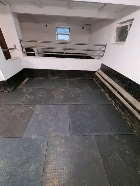 Stallmatte und Bodenmatte Quadro in der Größe 100x100x3 cm für Innen- und Außenbereiche