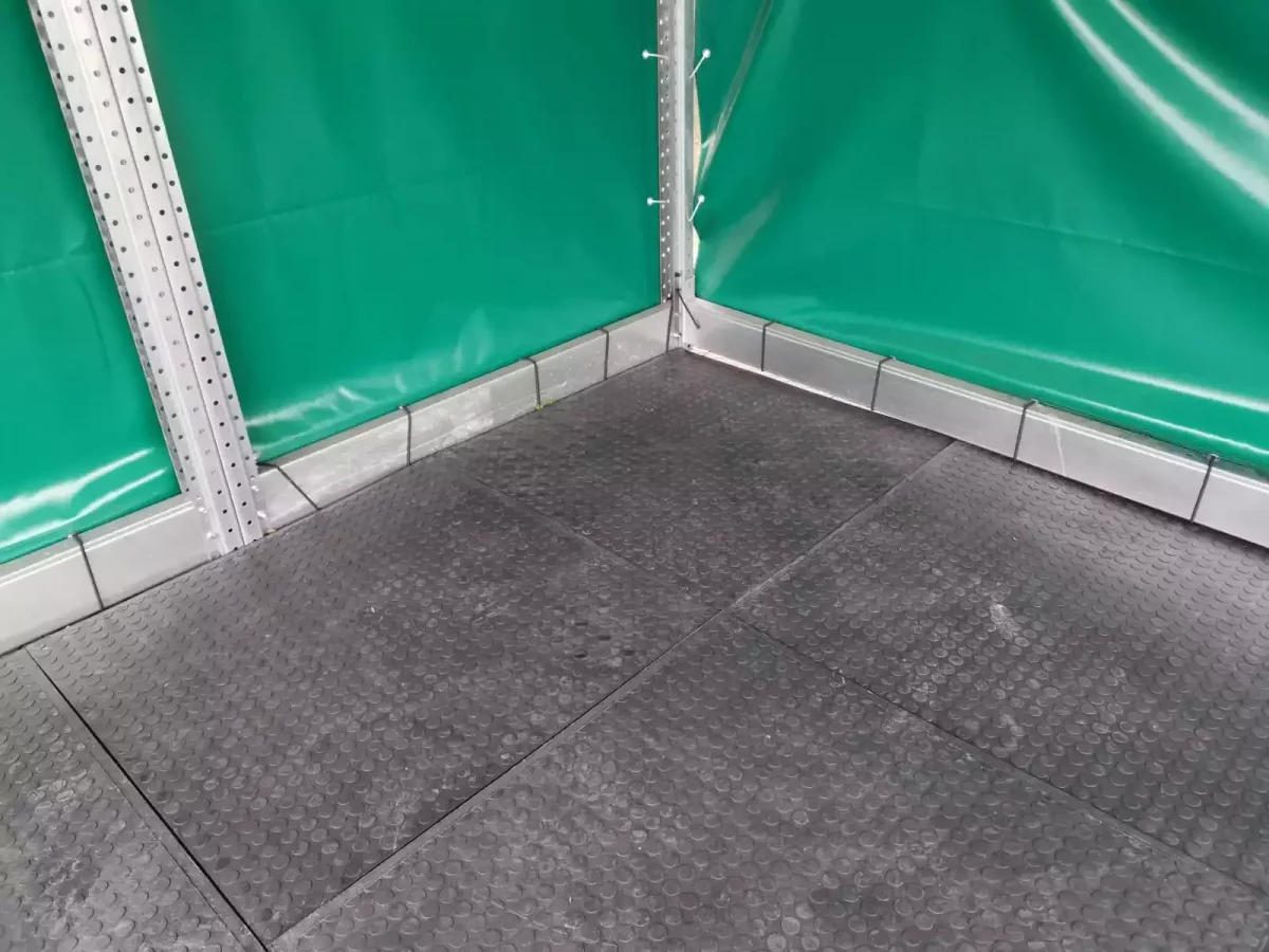 Stallmatte und Bodenmatte Quadro in der Größe 100x100x3 cm für Innen- und Außenbereiche