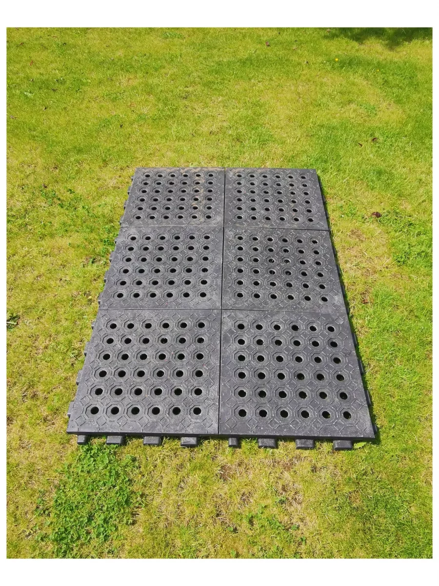 Reitplatzplatte und Paddockplatte in der Größe 50x50x5,3 cm für Reitplätze
