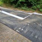 Temporäre Fahrstrasse als Pflasterschutz bei der Einrichtung eines einfamilienhauses
