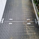 Temporäre Fahrstrasse als Pflasterschutz bei der Einrichtung eines einfamilienhauses