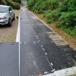 Temporäre Fahrstrasse als Pflasterschutz bei der Einrichtung eines einfamilienhauses
