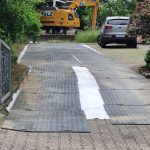 Temporäre Fahrstrasse als Pflasterschutz bei der Einrichtung eines einfamilienhauses Temporäre Fahrstrasse als Pflasterschutz bei der Einrichtung eines einfamilienhauses