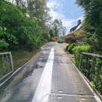 Temporäre Fahrstrasse als Pflasterschutz bei der Einrichtung eines einfamilienhauses Temporäre Fahrstrasse als Pflasterschutz bei der Einrichtung eines einfamilienhauses