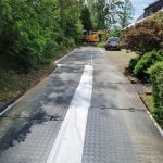 Temporäre Fahrstrasse als Pflasterschutz bei der Einrichtung eines einfamilienhauses
