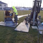 Die ImGEx-PROFI als Bodenschutz bei Bohrarbeiten auf einem Sportplatz