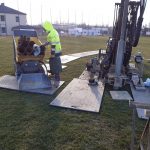 Die ImGEx-PROFI als Bodenschutz bei Bohrarbeiten auf einem Sportplatz