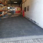 Bodenmatte als schalldämmender Bodenbelag Bodenschutzmatte als schalldämmender Bodenbelag in einer Lagerhalle