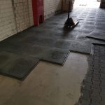 Bodenmatte Bodenschutzmatte als schalldämmender Bodenbelag in einer Lagerhalle