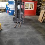 Bodenschutzmatte als schalldämmender Bodenbelag in einer Lagerhalle