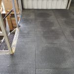 Bodenschutzmatte als schalldämmender Bodenbelag in einer Lagerhalle