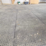 Bodenschutzmatte SOLID als dämpfender Belag für eine Reithalle